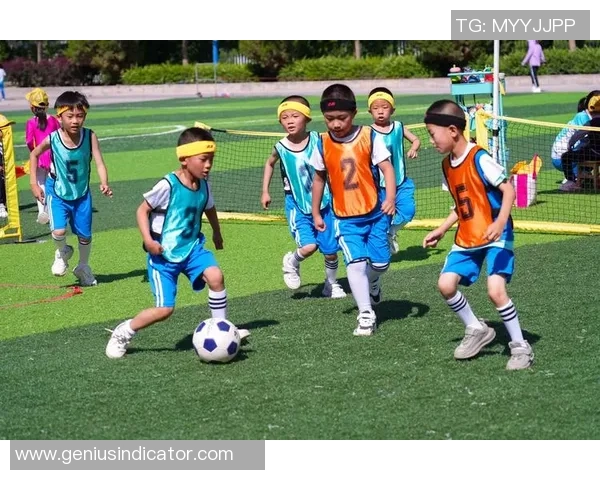 洒脱自由的足球明星如何在绿茵场上展现个性与魅力